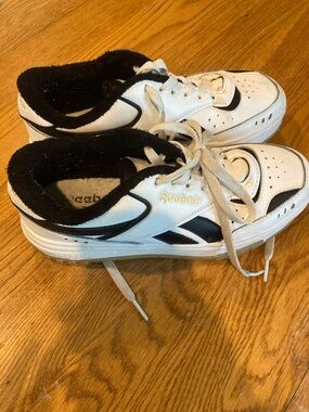 Reebok size 6 black and white galaxy 11 sneakers great condition